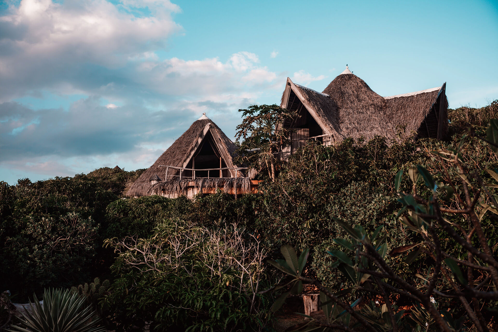 Bo'a Vida Resort Rote Luxury Cliff Top Hotel & Bungalows